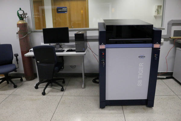 Espectrômetro de Fluorescência de Raios X Bruker S8 Tiger.jpg